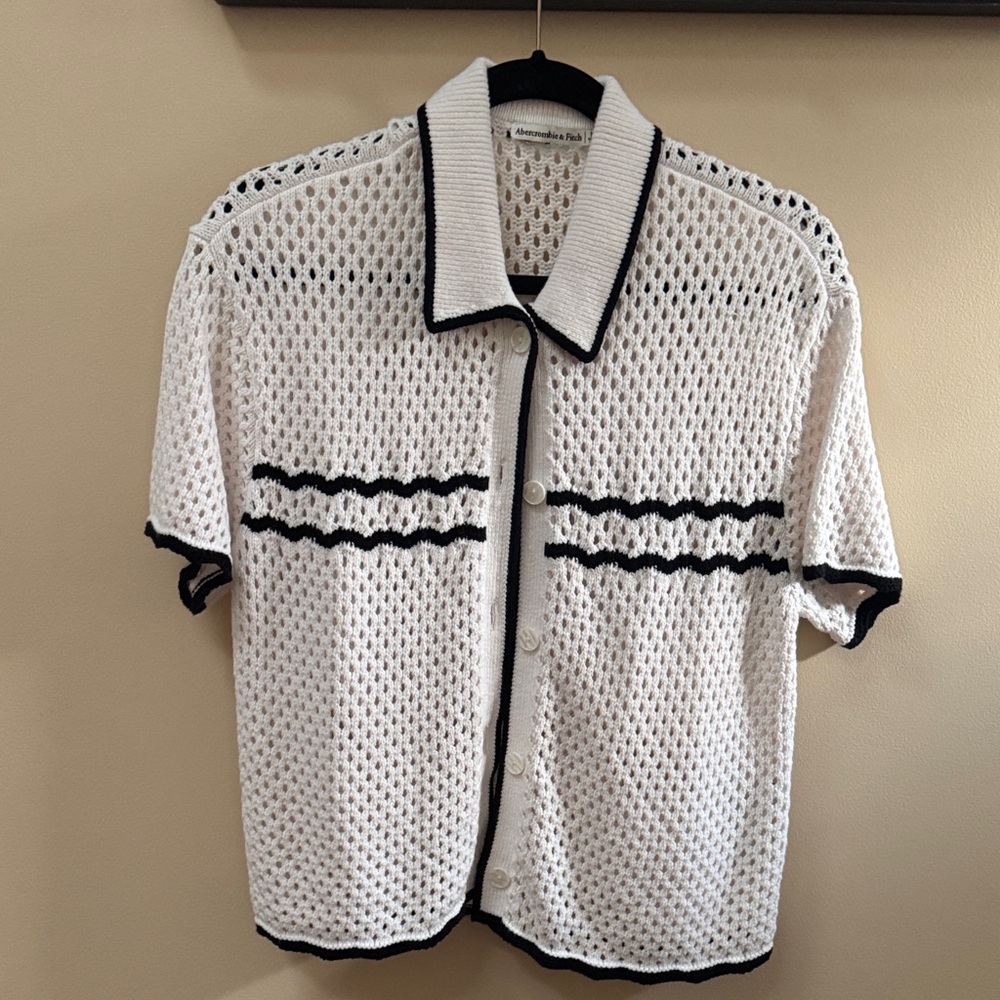 Abercrombie Women’s Cream and Black Knit Button-Up Shirt